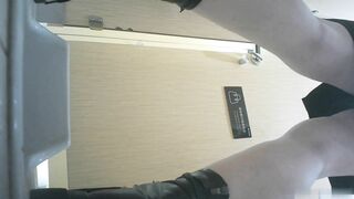 大神潜入商场女厕近距离偷拍18位美女的各种极品美鲍鱼1