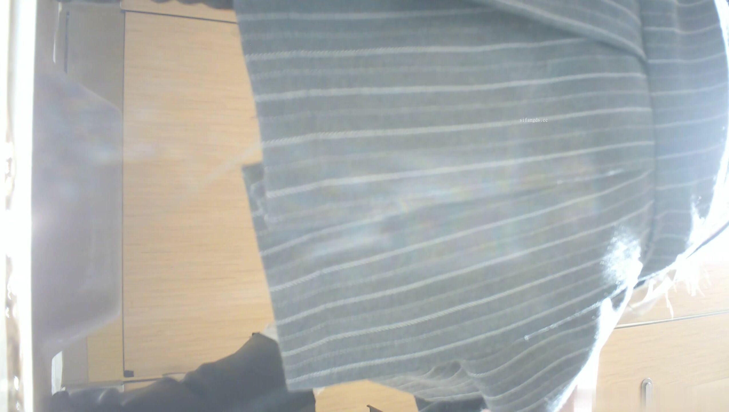 大神潜入商场女厕近距离偷拍18位美女的各种极品美鲍鱼2