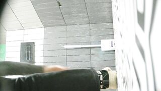 大神潜入学校餐厅女厕全景偷拍 几位漂亮学妹的各种小鲍鱼001