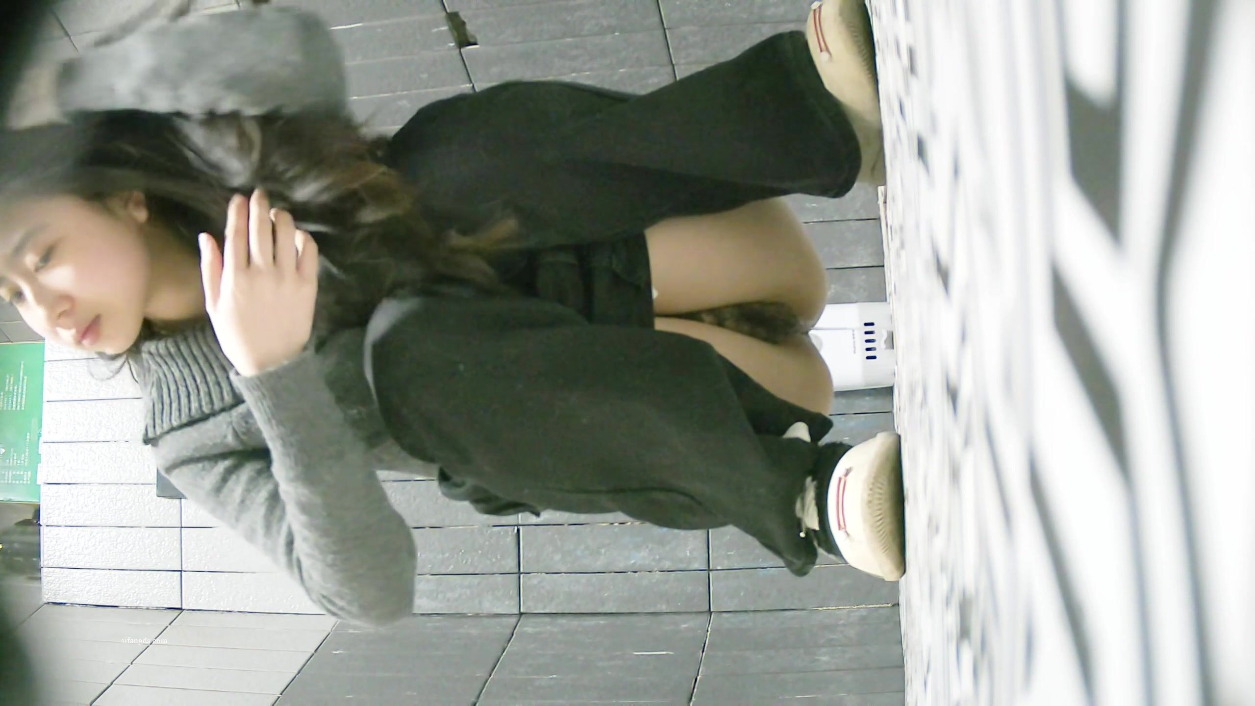 大神潜入学校餐厅女厕全景偷拍 几位漂亮学妹的各种小鲍鱼001