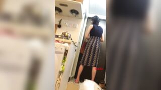 周末来城里玩到哥哥家里借宿浴室藏了一个摄像头 偷窥嫂子洗澡白白嫩嫩的身材还不错