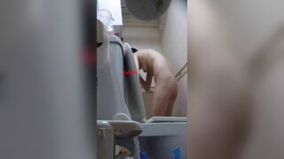 周末来城里玩到哥哥家里借宿浴室藏了一个摄像头 偷窥嫂子洗澡白白嫩嫩的身材还不错