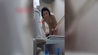 周末来城里玩到哥哥家里借宿浴室藏了一个摄像头 偷窥嫂子洗澡白白嫩嫩的身材还不错