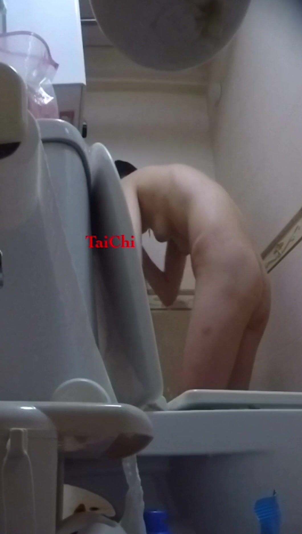 周末来城里玩到哥哥家里借宿浴室藏了一个摄像头 偷窥嫂子洗澡白白嫩嫩的身材还不错