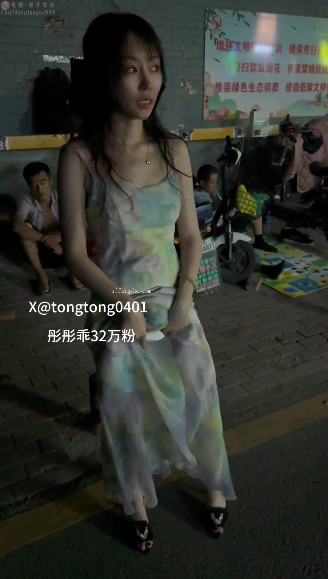 X 著名网红 骚母狗 彤彤乖 镂空逛游戏厅 户外露出09