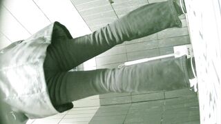 大神潜入学校餐厅女厕全景偷拍 几位漂亮学妹的各种小鲍鱼7