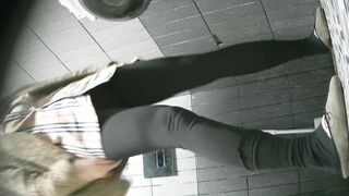 大神潜入学校餐厅女厕全景偷拍 几位漂亮学妹的各种小鲍鱼8