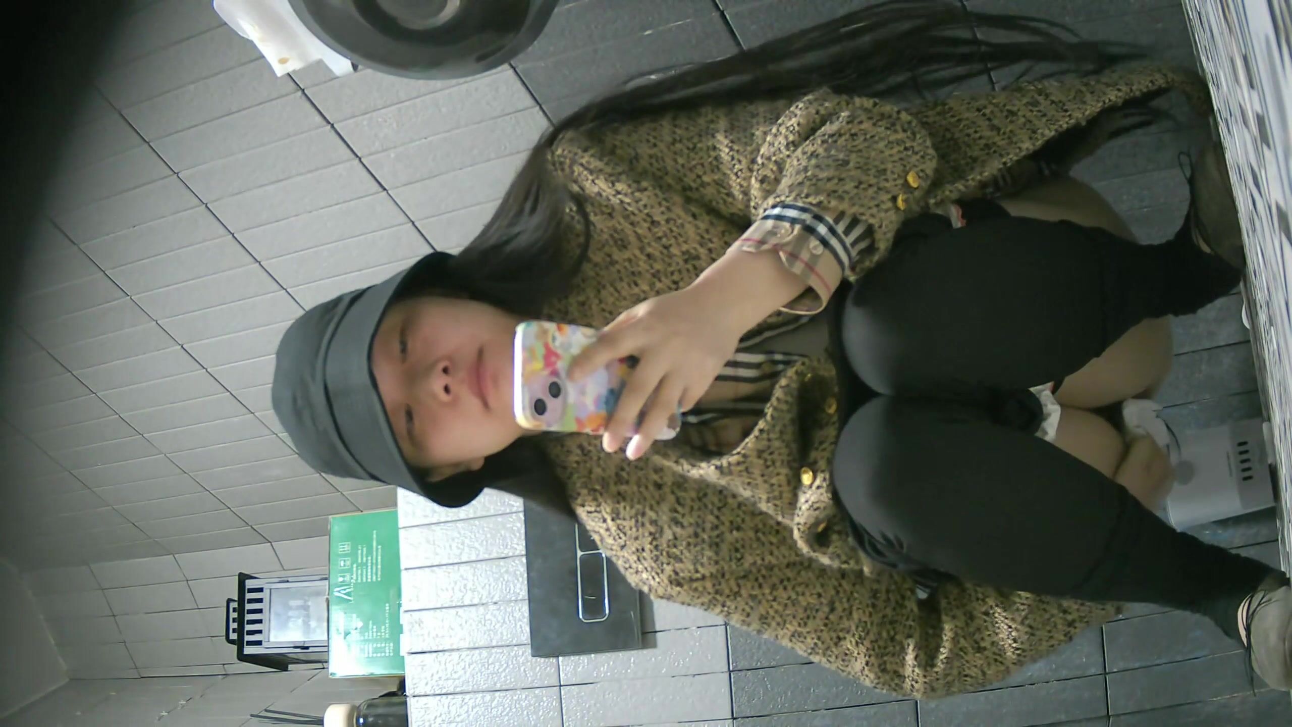 大神潜入学校餐厅女厕全景偷拍 几位漂亮学妹的各种小鲍鱼8