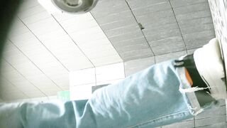 大神潜入学校餐厅女厕全景偷拍 几位漂亮学妹的各种小鲍鱼9