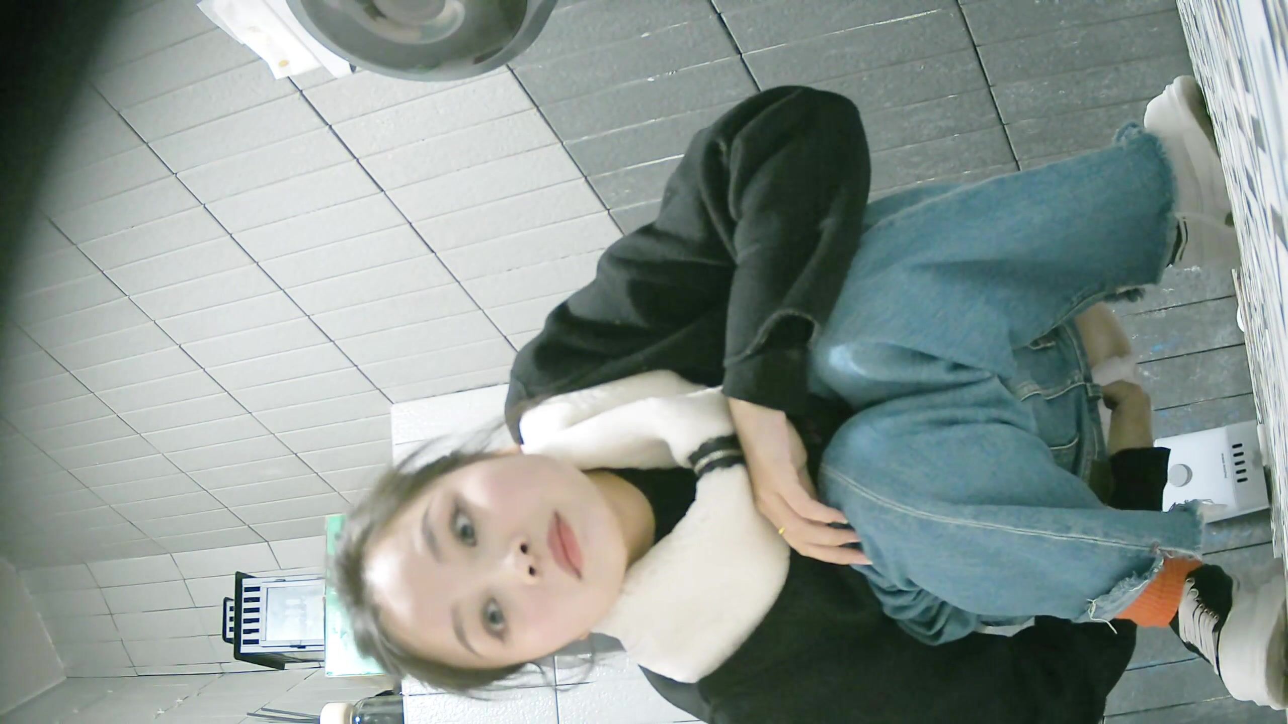 大神潜入学校餐厅女厕全景偷拍 几位漂亮学妹的各种小鲍鱼9