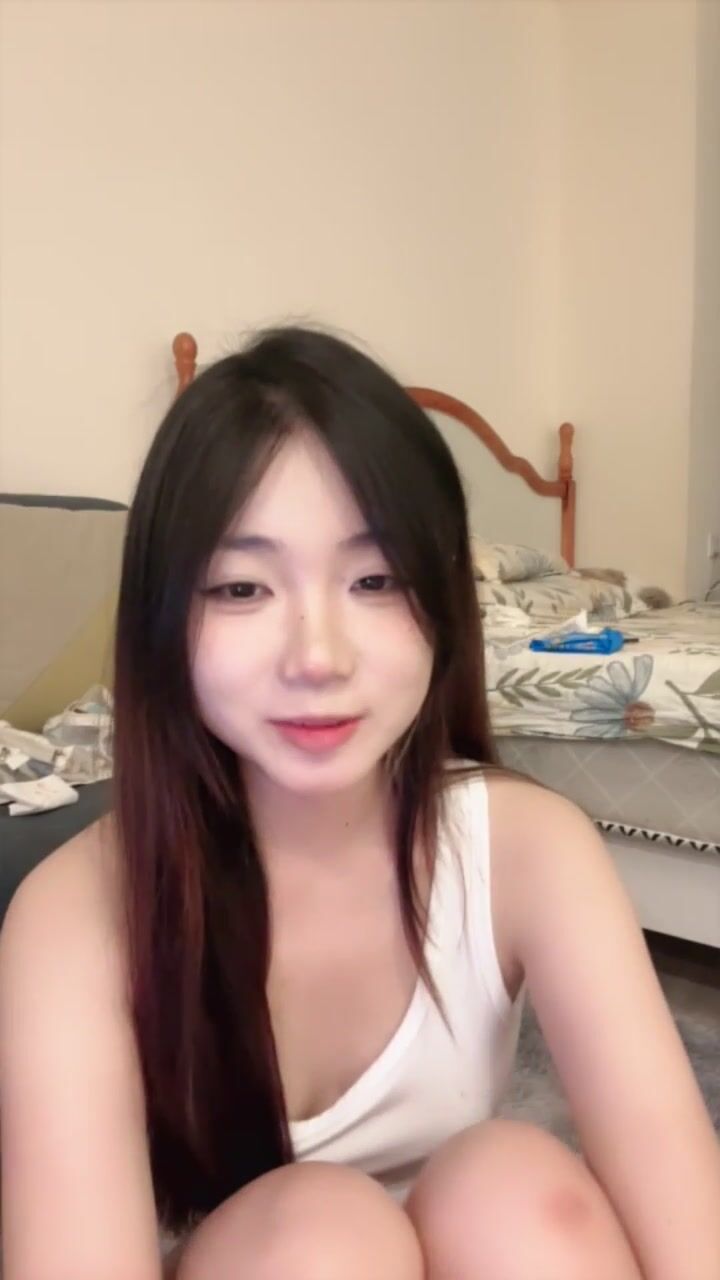 校花大學生！~【在校貓貓】剃毛吃雞玩弄道具自慰流白漿！~