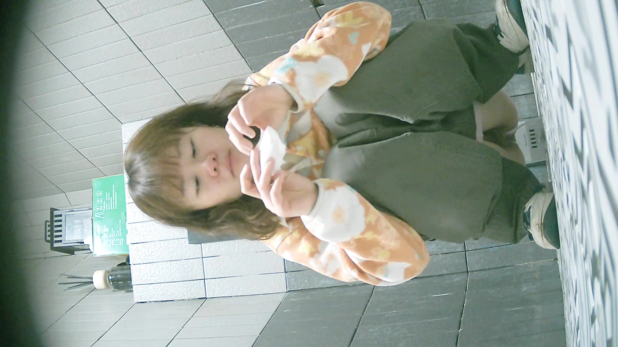 大神潜入学校餐厅女厕全景偷拍 几位漂亮学妹的各种小鲍鱼08