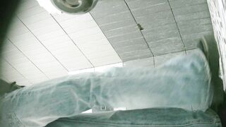 大神潜入学校餐厅女厕全景偷拍 几位漂亮学妹的各种小鲍鱼09