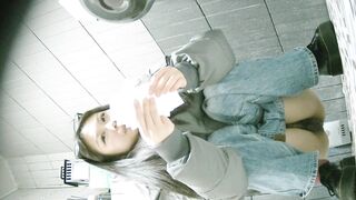 大神潜入学校餐厅女厕全景偷拍 几位漂亮学妹的各种小鲍鱼09