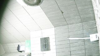 大神潜入学校餐厅女厕全景偷拍 几位漂亮学妹的各种小鲍鱼09