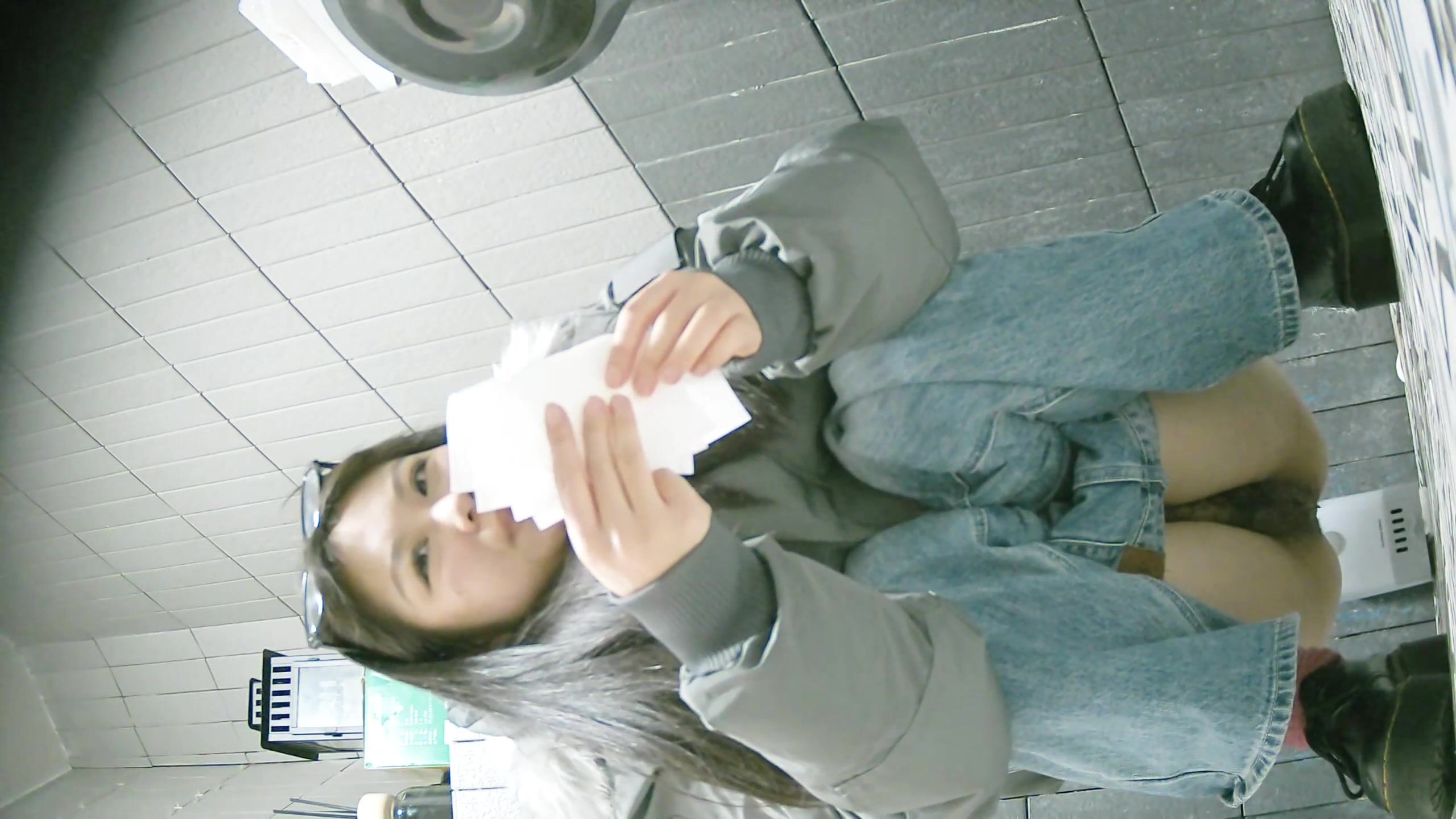 大神潜入学校餐厅女厕全景偷拍 几位漂亮学妹的各种小鲍鱼09