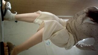 10月流出酒吧女厕全景偷拍 非常敬业的小姐姐脚受伤了还坚持上班夹紧双腿撒尿