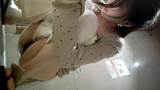 10月流出酒吧女厕全景偷拍 非常敬业的小姐姐脚受伤了还坚持上班夹紧双腿撒尿