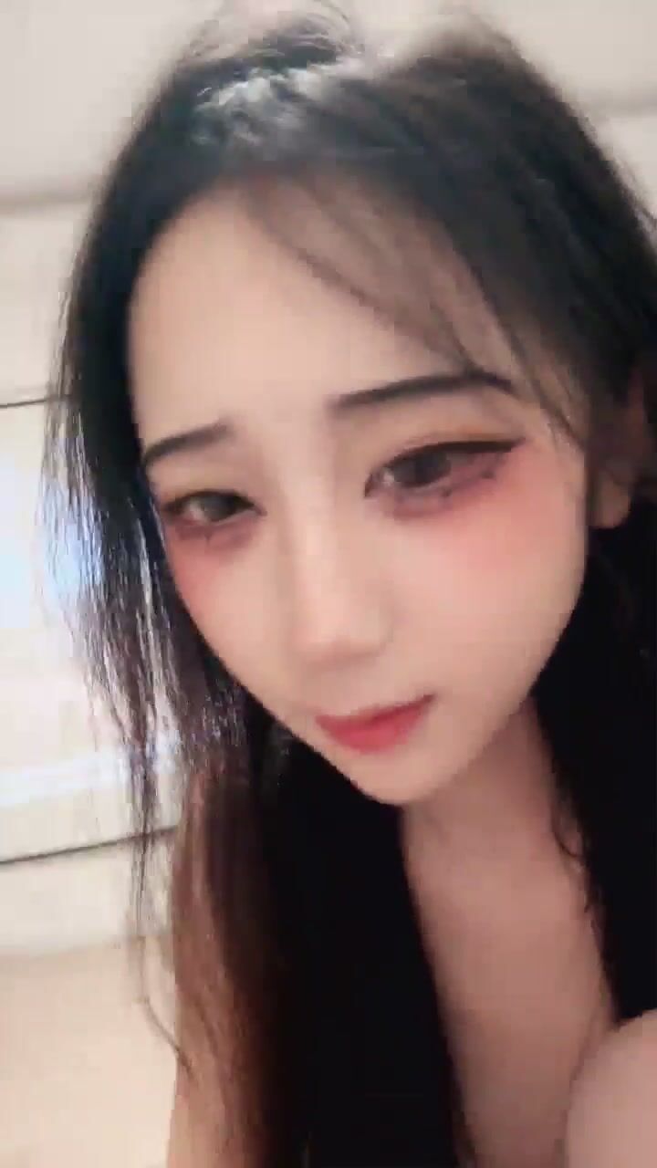 【菠蘿吹吹】小兔子張張! 純欲母狗校花 奶子很正圓而美 性感開檔情趣服 主動吃雞4