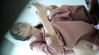 某电子厂厕拍高清无水印版 这绝对是厕拍界的天花板了 角度和清晰度没得说 女主都是挑选过的 颜值都在线②1