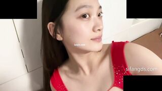 2025年10月，重磅核弹，上海戏剧学院毕业，短剧演员，【小小松菜莱】。露脸露点，拍过陈翔六点半，大尺度绝美