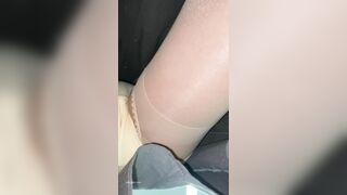 近距离抄底 美女财务光腿亮丝淡黄N.