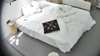 大学城 10-17 条纹衣服美女的胸又大又挺 躺下都那么明显的饱满 但男人似乎没找到亮点 就知道操逼0