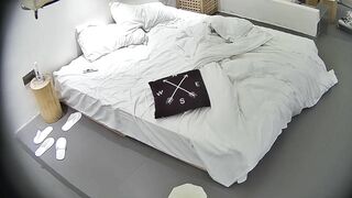 大学城 10-17 条纹衣服美女的胸又大又挺 躺下都那么明显的饱满 但男人似乎没找到亮点 就知道操逼0