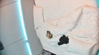 大学城 10-18 超长视频 拍到一对完美炮搭子 男的胖女的靓 丝袜破坏 边做边自己拍 女的有点像单依纯.1