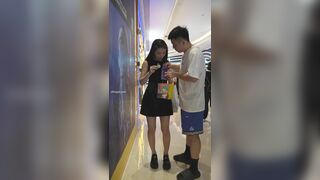 宽松黑裙美女逛街 无痕窄内靠栏杆被前后CD