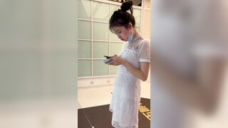 【KFC】长裙学生妹商店门口玩手机 人流量很大直接两腿中间CD