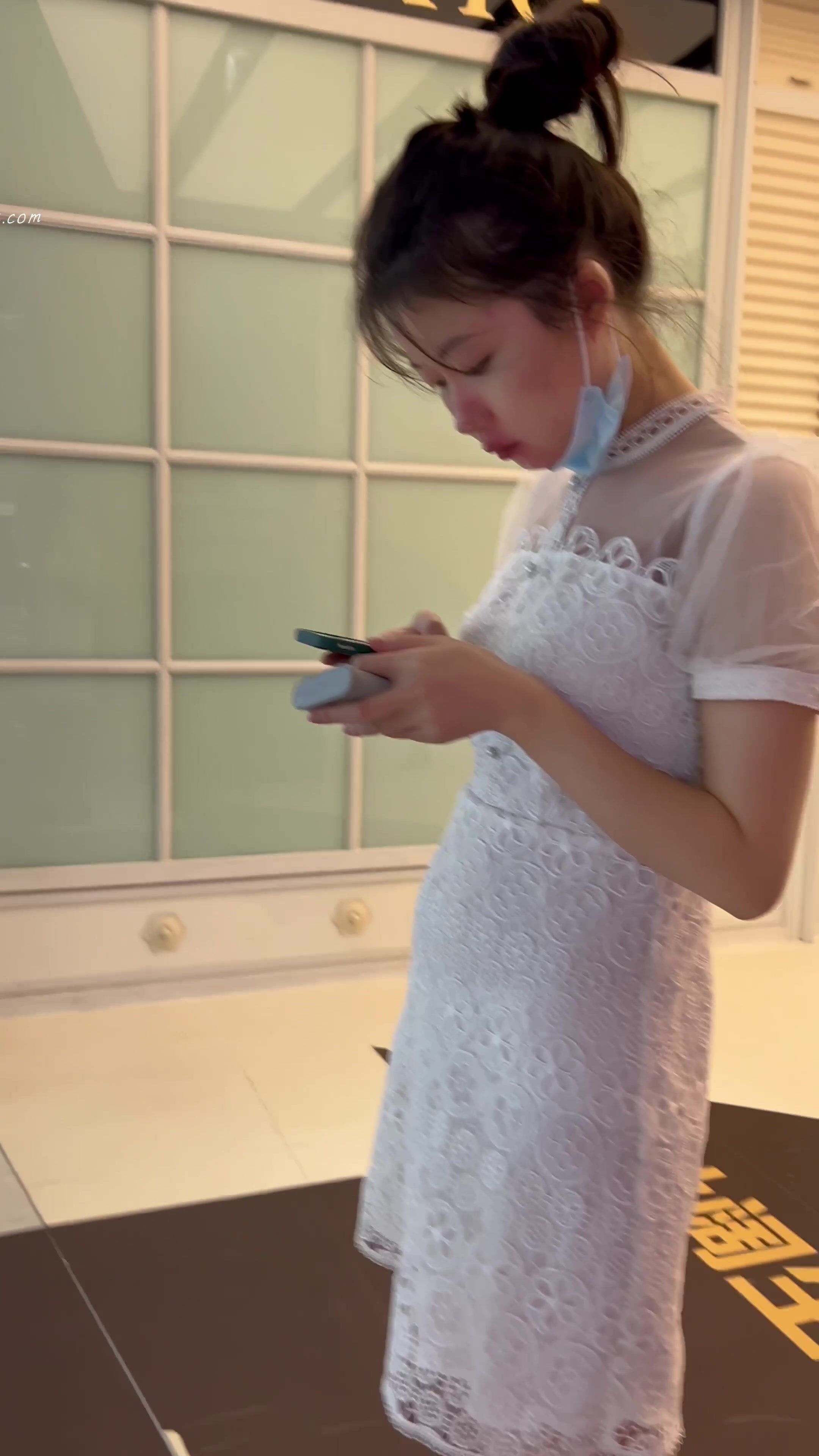 【KFC】长裙学生妹商店门口玩手机 人流量很大直接两腿中间CD