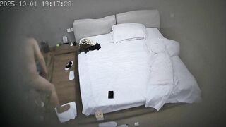 上帝视角 10-1 身材苗条的少妇跟大哥住店 屌看着不小啊 少妇口交好自然 最后把屁股翘起来操 挺新鲜的