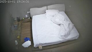 上帝视角 10-1 身材苗条的少妇跟大哥住店 屌看着不小啊 少妇口交好自然 最后把屁股翘起来操 挺新鲜的