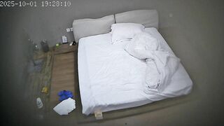 上帝视角 10-1 身材苗条的少妇跟大哥住店 屌看着不小啊 少妇口交好自然 最后把屁股翘起来操 挺新鲜的