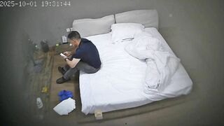 上帝视角 10-1 身材苗条的少妇跟大哥住店 屌看着不小啊 少妇口交好自然 最后把屁股翘起来操 挺新鲜的