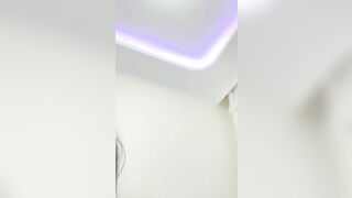 推荐 颜值嫩妹【小妲姬呀】大眼甜妹，魅魔体制，除了逼黑点其他完美，道具自插，掰逼展示9