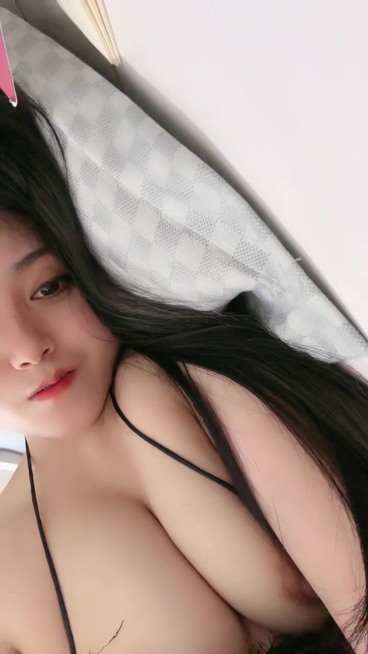 推荐 颜值嫩妹【小妲姬呀】大眼甜妹，魅魔体制，除了逼黑点其他完美，道具自插，掰逼展示9