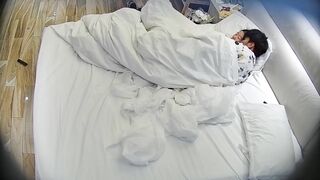 大学城民宿 10-1 纯新生情侣 给摸让亲可以操 就是不给看 露点很少 但满屏全是青涩伴甜蜜初恋味道