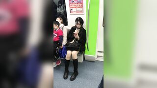 推荐 抄底颜值嫩妹【肉丝短裙小卷毛】人靓腿直，受不了啦，用手拉开裙子开闪光灯拍内裤，原档无水