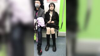 推荐 抄底颜值嫩妹【肉丝短裙小卷毛】人靓腿直，受不了啦，用手拉开裙子开闪光灯拍内裤，原档无水1