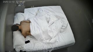 酒店偷拍 11-2 小伙子牛逼 女友身上不知是有皮肤病还是性病 上半身光洁白皙 腿上看了简直硬不起来1