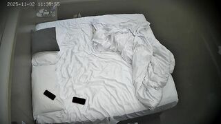 酒店偷拍 11-2 小伙子牛逼 女友身上不知是有皮肤病还是性病 上半身光洁白皙 腿上看了简直硬不起来1