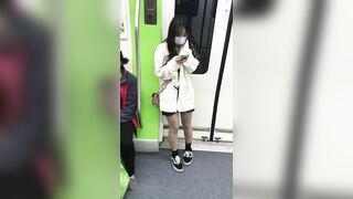 推荐 抄底颜值嫩妹【灰丝齐逼短裙】跟出地铁直接开灯拍，似乎被发现了，妹子刻意躲避