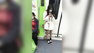 推荐 抄底颜值嫩妹【灰丝齐逼短裙】跟出地铁直接开灯拍，似乎被发现了，妹子刻意躲避