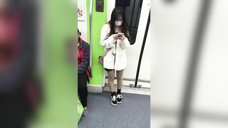 推荐 抄底颜值嫩妹【灰丝齐逼短裙】跟出地铁直接开灯拍，似乎被发现了，妹子刻意躲避