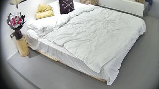 大学城 10-25 长得很不错的美女换上格子裙主动到男人身上被操 看视频还有第二个女人没加入 遗憾.