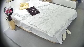 大学城 10-25 长得很不错的美女换上格子裙主动到男人身上被操 看视频还有第二个女人没加入 遗憾.