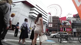大神一路跟踪抄底性感包臀裙高跟美女 粉色丁字裤露毛路人小哥哥看的眼都直了