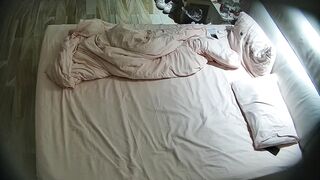 大学城民宿 10-3 小伙带女朋友出游住店 女生好漂亮 身材皮肤都好 特别那小巧挺翘小屁股 谁见谁着迷